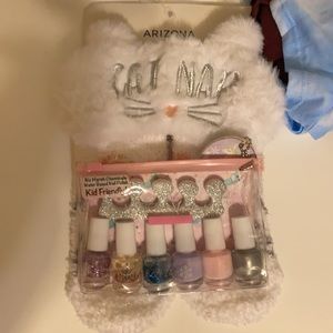 Arizona and Co kitty fuzzy socks and eye mask set. New. Free unicorn nail kit!
